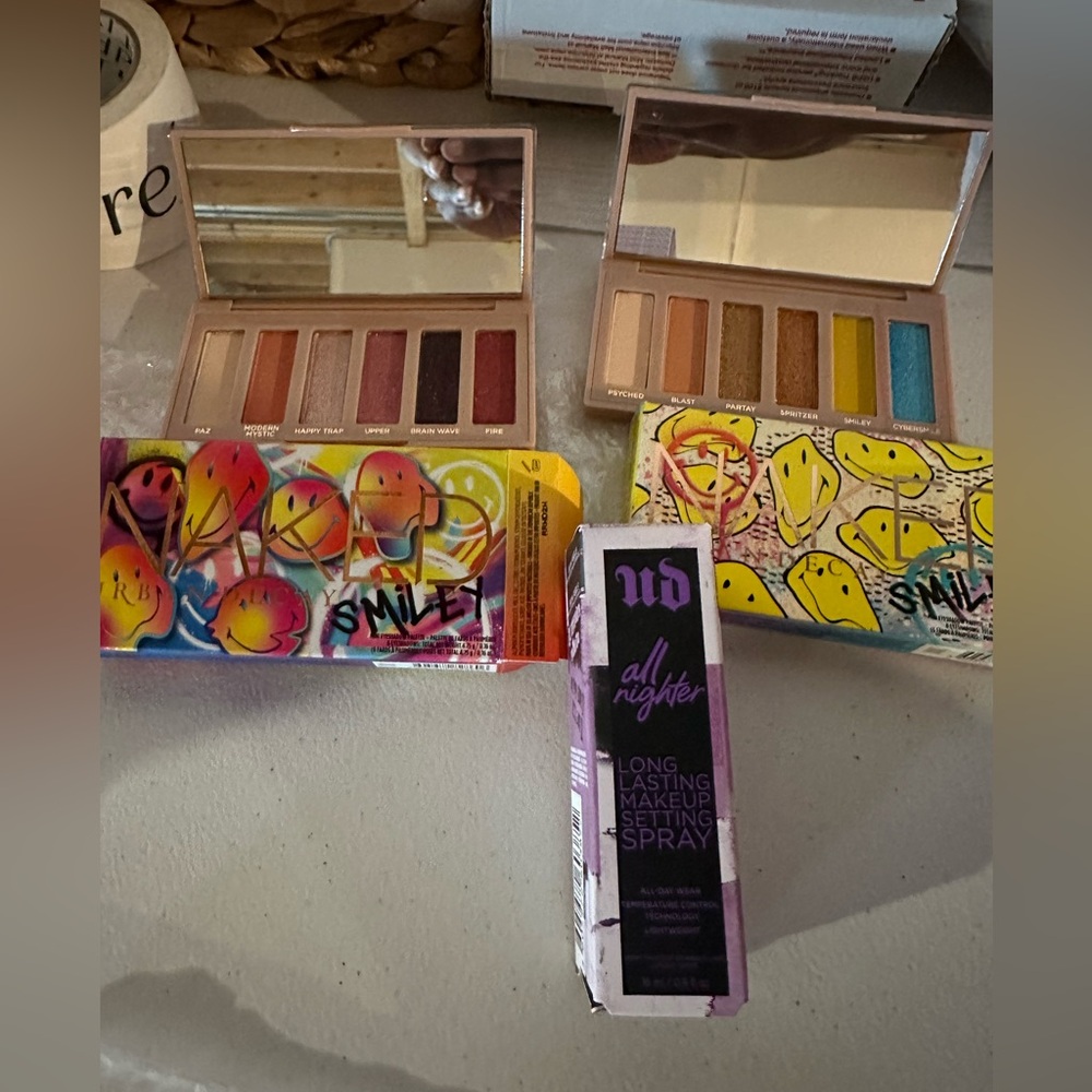 UD + Smiley Ltd Ed mini palettes, moondust pallet & mini UD setting spray - Picture 2 of 7
